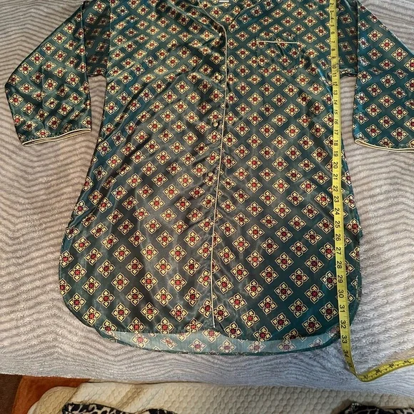 Vanity Fair Green and Red Patterned Top - Picture 3 of 8